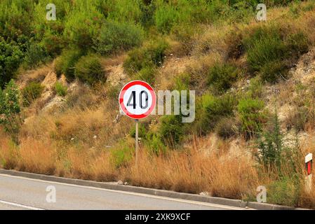 Panneau de signalisation 40, limite de vitesse 40, sur la route de montagne en Croatie, focus sélectif. Panneau de limitation de vitesse avec trafic en arrière-plan Banque D'Images