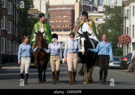 Dimanche des cavaliers, Londres. Le révérend Stephen Mason de l'église St Johns Hyde Park (à gauche) et le révérend Christopher Burke (à droite) le recteur de l'église Stepeny. Les chevaux se rassemblent sur le parvis de l'église pour une bénédiction, suivie d'une promenade et d'une présentation de rosettes. Les filles des écuries locales et les membres du London Pony Club. Angleterre des années 2006 2000 Royaume-Uni HOMER SYKES Banque D'Images