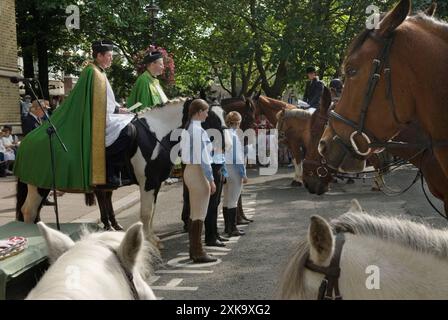 Dimanche des cavaliers, Londres. Le vicaire de St John's Church Hyde Park, apparaît devant sa congrégation sur un cheval une tradition de St John's connue sous le nom de Horseman's Sunday. Les chevaux se rassemblent sur le parvis de l'église pour une bénédiction, suivie d'une promenade et d'une présentation de rosettes. Les filles des écuries locales et les membres du London Pony Club. Le révérend Stephen Mason (à droite) avec et le révérend Christopher Burke (à gauche) le recteur de l'église Stepeny. Angleterre des années 2006 2000 Royaume-Uni HOMER SYKES Banque D'Images