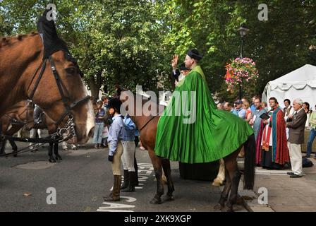 Dimanche des cavaliers, Londres. Le vicaire de St John's Church Hyde Park, - le révérend Stephen Mason apparaît devant sa congrégation sur un cheval dans la tradition bien établie de St John's connue sous le nom de Horseman's Sunday. Les chevaux se rassemblent sur le parvis de l'église pour une bénédiction, suivie d'une promenade et d'une présentation de rosettes. Les filles des écuries locales et les membres du London Pony Club. Angleterre des années 2006 2000 Royaume-Uni HOMER SYKES Banque D'Images