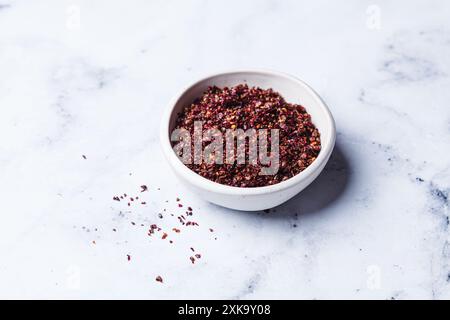 Sumac aux épices rouges sèches - ingrédient populaire dans la cuisine du moyen-Orient. Banque D'Images