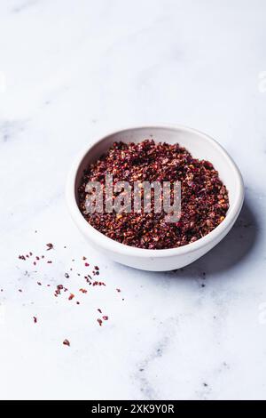 Sumac aux épices rouges sèches - ingrédient populaire dans la cuisine du moyen-Orient. Banque D'Images