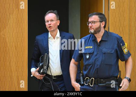 Dr Markus BRAUN Angeklagter und ex Vorstandsvorsitzender wirecard betritt den Verhandlungssaal. Strafverfahren gegen Markus BRAUN wegen des Verdachts des gewerbsmaessigen Bandenbetrugs vor dem Oberlandesgericht Muenchen OLG II AM 22.07.2024 *** le Dr Markus BRAUN défendeur et ancien PDG wirecard entre dans la salle d'audience procédure pénale contre Markus BRAUN pour suspicion de fraude commerciale devant le tribunal régional supérieur de Munich OLG II le 22 07 2024 Banque D'Images