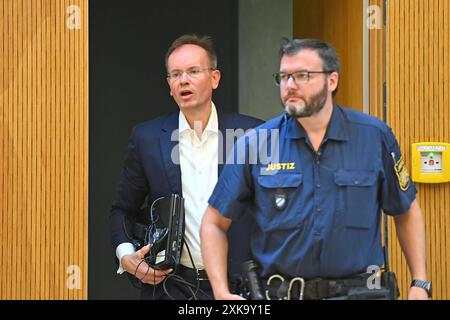 Dr Markus BRAUN Angeklagter und ex Vorstandsvorsitzender wirecard betritt den Verhandlungssaal. Strafverfahren gegen Markus BRAUN wegen des Verdachts des gewerbsmaessigen Bandenbetrugs vor dem Oberlandesgericht Muenchen OLG II AM 22.07.2024 *** le Dr Markus BRAUN défendeur et ancien PDG wirecard entre dans la salle d'audience procédure pénale contre Markus BRAUN pour suspicion de fraude commerciale devant le tribunal régional supérieur de Munich OLG II le 22 07 2024 Banque D'Images