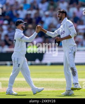 Englands Ben Duckett et Shoaib Bashir lors de la deuxième journée du 2e test match entre l'Angleterre et les Antilles. Banque D'Images