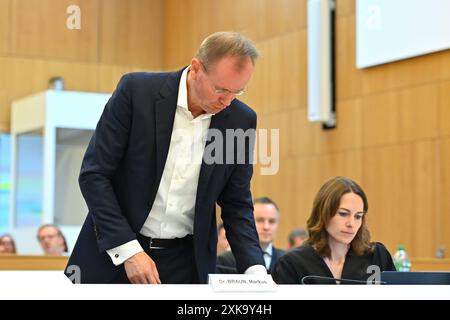 Dr Markus BRAUN Angeklagter und ex Vorstandsvorsitzender wirecard, re:Seine Rechtsanwaeltin Theres KRAUSSLACH. Strafverfahren gegen Markus BRAUN wegen des Verdachts des gewerbsmaessigen Bandenbetrugs vor dem Oberlandesgericht Muenchen OLG II AM 22.07.2024 *** Dr Markus BRAUN défendeur et ancien PDG wirecard, re son avocat Theres KRAUSSLACH procédure pénale contre Markus BRAUN pour suspicion de fraude de gangs commerciaux devant le Tribunal régional supérieur de Munich OLG II le 22 07 2024 Banque D'Images