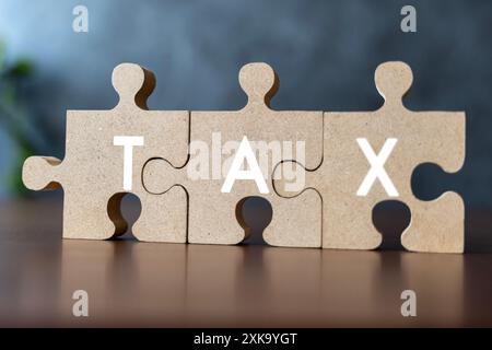 Taxes concept avec puzzle en bois sur un bureau. Puzzle comme la tâche de mettre en place une déclaration d'impôt compliquée chaque année. Ceci est une illustration Banque D'Images