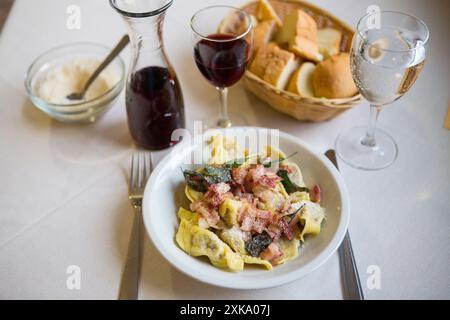 Un repos dans une cabane de montagne italienne est célébré avec un plat local : des pâtes fraîchement préparées appelées Casoncelli alla bergamasca. Banque D'Images