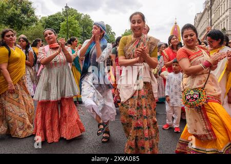 21 juillet 2024, Londres Royaume-Uni. Les adeptes de la religion Hare Krishna assistent à la parade Rathayatra londonienne alors que trois grands chars colorés sont tirés à la main dans les rues du centre de Londres. Sur la photo : les dévots de Hare Krishna dansent et chantent le long de la route de la procession. Banque D'Images