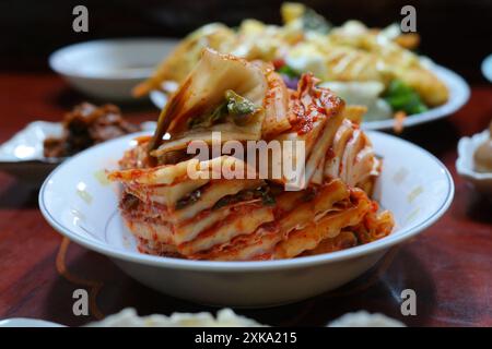 kimchi de chou sur une assiette blanche Banque D'Images