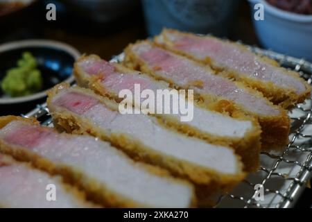 Côtelette de porc frite sur la plaque de fer Banque D'Images