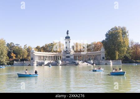 Touriste sur les bateaux au Grand étang d'El Retiro à Madrid Banque D'Images