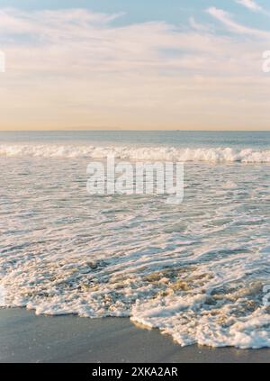 Les vagues de l'océan Pacifique sur Venice Beach au lever du soleil. Banque D'Images