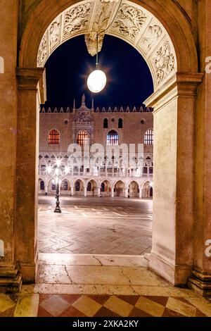 Palais des Doges la nuit, place St Marc, Venise Banque D'Images