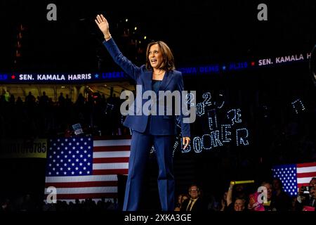 Des Moines, États-Unis. 01 novembre 2019. Kamala Harris fait signe à la foule alors que son discours se termine. Les candidats démocrates à la présidence ont pris la parole lors du dîner liberté et justice du Parti démocratique de l'Iowa en 2019 à Wells Fargo Arena. (Photo de Greg Hauenstein/SOPA images/SIPA USA) crédit : SIPA USA/Alamy Live News Banque D'Images