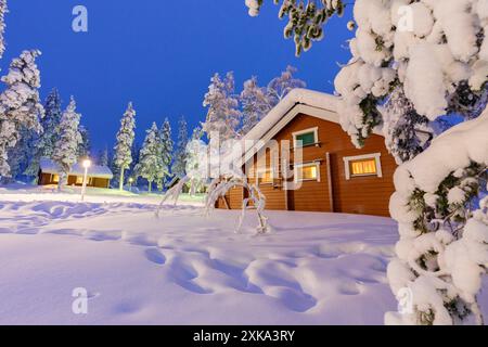 Cabanes de montagne enneigées en hiver, Laponie, Finlande Banque D'Images