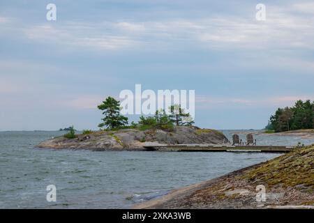 Scène estivale relaxante avec des chaises vides face à une mer sereine. Fond de vacances d'été. Golfe de Finlande Banque D'Images