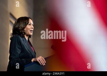 Photo - le vice-président américain Kamala Harris prend la parole lors du sommet des Nations tribales de la Maison Blanche au ministère de l'intérieur à Washington, DC, États-Unis, le mercredi 30 novembre, 2022. le premier Sommet des Nations tribales organisé en personne par l'administration Biden permet aux fonctionnaires fédéraux et aux chefs tribaux de réfléchir aux moyens d'investir dans les communautés autochtones et de les renforcer, selon la Maison Blanche. Le président Biden a annoncé qu'il suspendait sa campagne de réélection et mettait sa foi en Harris. En quelques heures, la vice-présidente a confirmé sa propre candidature pour la Maison Blanche. « Je ferai tout Banque D'Images