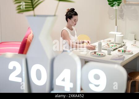 Londres, Royaume-Uni. 22 juillet 2024. Musée de la maison – les chambres à travers le temps. Un appartement converti en 2049 - la salle Innovo du futur est un regard imaginatif sur ce à quoi les maisons des gens réels peuvent ressembler au milieu des défis sociétaux futurs. Il s'agit d'une conception évolutive du studio de recherche interaction de l'Université Northumbria et soutenue par Innovo. Crédit : Guy Corbishley/Alamy Live News Banque D'Images