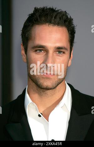 Raoul Bova BEI der Festivaleröffnung mit der Premiere des Kinofilms The terminal auf der Biennale di Venezia 2004 / 61. Internationale Filmfestspiele von Venedig im Palazzo del Cinema. Venedig, 01.09.2004 *** Raoul Bova à l'ouverture du festival avec la première du long métrage The terminal à la Biennale di Venezia 2004 61 Venice International film Festival au Palazzo del Cinema Venise, 01 09 2004 Foto:xD.xBedrosianx/xFuturexImagex terminal 4931 Banque D'Images