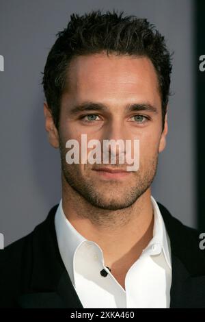 Raoul Bova BEI der Festivaleröffnung mit der Premiere des Kinofilms The terminal auf der Biennale di Venezia 2004 / 61. Internationale Filmfestspiele von Venedig im Palazzo del Cinema. Venedig, 01.09.2004 *** Raoul Bova à l'ouverture du festival avec la première du long métrage The terminal à la Biennale di Venezia 2004 61 Venice International film Festival au Palazzo del Cinema Venise, 01 09 2004 Foto:xD.xBedrosianx/xFuturexImagex terminal 4933 Banque D'Images