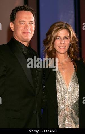 Tom Hanks mit Ehefrau Rita Wilson BEI der Festivaleröffnung mit der Premiere des Kinofilms The terminal auf der Biennale di Venezia 2004 / 61. Internationale Filmfestspiele von Venedig im Palazzo del Cinema. Venedig, 01.09.2004 *** Tom Hanks avec sa femme Rita Wilson à l'ouverture du festival avec la première du film The terminal à la Biennale di Venezia 2004 61 Venice International film Festival au Palazzo del Cinema Venise, 01 09 2004 Foto:xD.xBedrosianx/xFuturexImagex terminal 4964 Banque D'Images