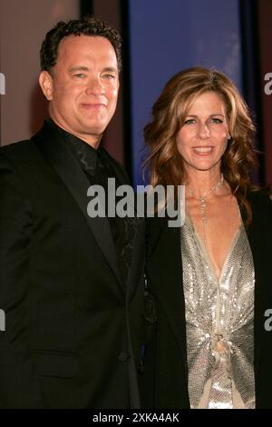 Tom Hanks mit Ehefrau Rita Wilson BEI der Festivaleröffnung mit der Premiere des Kinofilms The terminal auf der Biennale di Venezia 2004 / 61. Internationale Filmfestspiele von Venedig im Palazzo del Cinema. Venedig, 01.09.2004 *** Tom Hanks avec sa femme Rita Wilson à l'ouverture du festival avec la première du film The terminal à la Biennale di Venezia 2004 61 Venice International film Festival au Palazzo del Cinema Venise, 01 09 2004 Foto:xD.xBedrosianx/xFuturexImagex terminal 4963 Banque D'Images