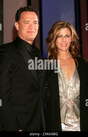 Tom Hanks mit Ehefrau Rita Wilson BEI der Festivaleröffnung mit der Premiere des Kinofilms The terminal auf der Biennale di Venezia 2004 / 61. Internationale Filmfestspiele von Venedig im Palazzo del Cinema. Venedig, 01.09.2004 *** Tom Hanks avec sa femme Rita Wilson à l'ouverture du festival avec la première du film The terminal à la Biennale di Venezia 2004 61 Venice International film Festival au Palazzo del Cinema Venise, 01 09 2004 Foto:xD.xBedrosianx/xFuturexImagex terminal 4962 Banque D'Images