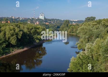 Rivière Dniepr à Smolensk par un matin de juillet ensoleillé. Russie Banque D'Images