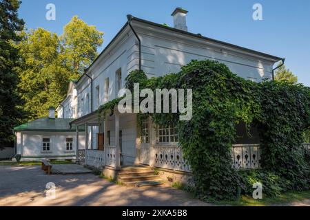 YASNAYA POLYANA, RUSSIE - 14 JUILLET 2024 : le bâtiment principal du domaine Yasnaya Polyana, propriété du classique de la littérature mondiale L.N. Tolstoï Banque D'Images