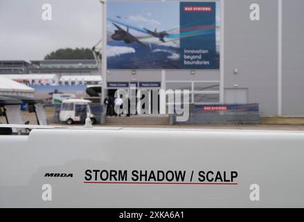 Farnborough, Angleterre, Royaume-Uni. 22 juillet 2024. Le salon aéronautique international de Farnborough se tiendra du 22-26 au 30 juillet 2024 et présentera les secteurs mondiaux de l'aérospatiale et de la défense dans ce salon aéronautique de premier plan. Missile de croisière Storm Shadow/Scalp sur le pavillon MBDA. Crédit : Malcolm Park/Alamy Live News Banque D'Images