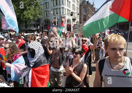 Des militants et sympathisants LGBTQ+ prennent part à la manifestation Pride Walk le 20 juillet 2024 à Amsterdam, aux pays-Bas. La communauté LGBTQ+ et les supporters pro Banque D'Images