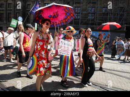 Des militants et sympathisants LGBTQ+ prennent part à la manifestation Pride Walk le 20 juillet 2024 à Amsterdam, aux pays-Bas. La communauté LGBTQ+ et les supporters pro Banque D'Images