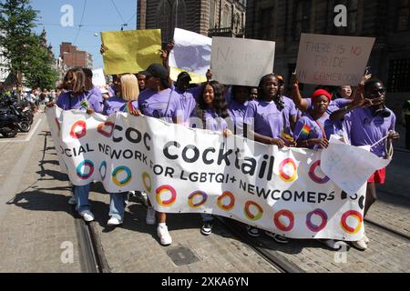 Des militants et sympathisants LGBTQ+ prennent part à la manifestation Pride Walk le 20 juillet 2024 à Amsterdam, aux pays-Bas. La communauté LGBTQ+ et les supporters pro Banque D'Images
