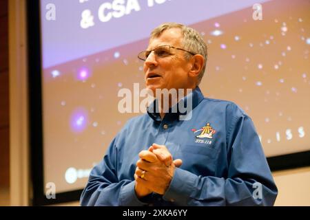 'David' Williams, astronaute à la retraite de l'Agence spatiale canadienne, s'adresse à l'auditoire lors de la semaine de la découverte de missions, en association avec l'International Space School Educational Trust Banque D'Images