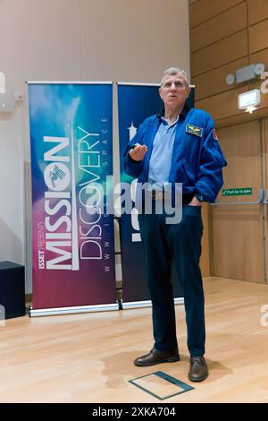 'David' Williams, astronaute à la retraite de l'Agence spatiale canadienne, s'adresse à l'auditoire lors de la semaine de la découverte de missions, en association avec l'International Space School Educational Trust Banque D'Images