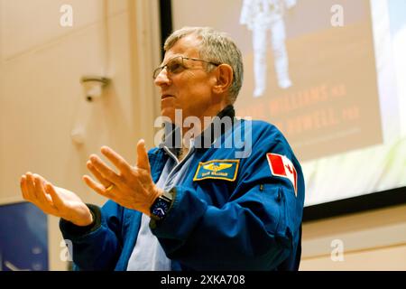 'David' Williams, astronaute à la retraite de l'Agence spatiale canadienne, s'adresse à l'auditoire lors de la semaine de la découverte de missions, en association avec l'International Space School Educational Trust Banque D'Images