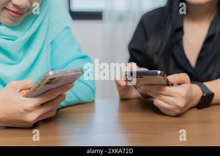 Actif sur le partage d'informations sur les médias sociaux en ligne. Portrait de deux belles belles belles charmantes charmantes joyeuses joyeuses filles joyeuses passant du temps libre nous Banque D'Images