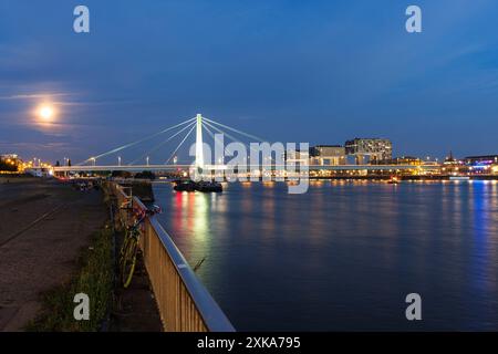 Vue de Deutzer Werft au pont Severins sur le Rhin, en arrière-plan le port de Rheinau avec les maisons de grues, lune, Cologne, allemand Banque D'Images