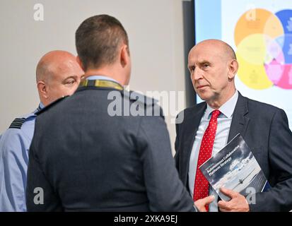 Farnborough, Royaume-Uni. 22 juillet 2024. Le secrétaire d'État à la Défense, le député John Healey, visite le hub du gouvernement britannique et la RAF au Farnborough International Airshow au Farnborough International Show Centre, Farnborough, Hampshire, Royaume-Uni. Crédit : LFP/Alamy Live News Banque D'Images