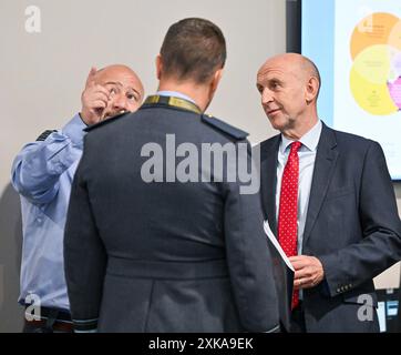 Farnborough, Royaume-Uni. 22 juillet 2024. Le secrétaire d'État à la Défense, le député John Healey, visite le hub du gouvernement britannique et la RAF au Farnborough International Airshow au Farnborough International Show Centre, Farnborough, Hampshire, Royaume-Uni. Crédit : LFP/Alamy Live News Banque D'Images
