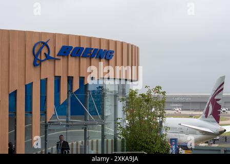 Aéroport de Farnborough, Hampshire, Royaume-Uni. 22 juillet 2024. Les entreprises militaires et de l’aviation civile du monde se sont réunies pour présenter et visionner les dernières technologies aérospatiales. Chalet Boeing Banque D'Images