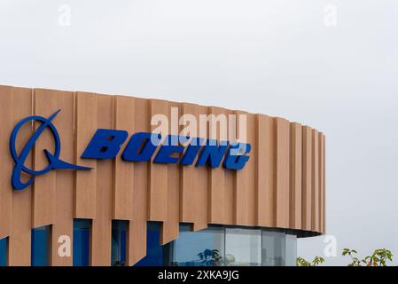 Aéroport de Farnborough, Hampshire, Royaume-Uni. 22 juillet 2024. Les entreprises militaires et de l’aviation civile du monde se sont réunies pour présenter et visionner les dernières technologies aérospatiales. Chalet Boeing Banque D'Images