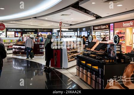 Boutiques hors taxes, terminal nord de Londres Gatwick, aéroport de Gatwick, Crawley, Royaume-Uni. Banque D'Images