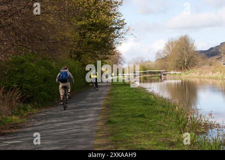 Cyclistes sur le chemin de halage, Forth et Clyde canal à Bowling, West Dunbartonshire, Écosse Banque D'Images