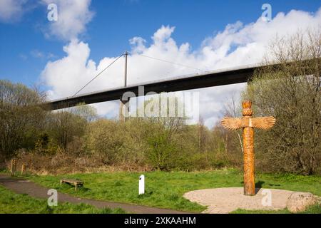 La réserve naturelle de Saltings à Old Kilpatrick, West Dunbartonshire, Écosse. Avec le totem et le pont Erskine en arrière-plan. Banque D'Images