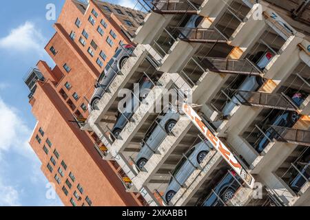 Parking en hauteur peu encombrant à New York. Banque D'Images