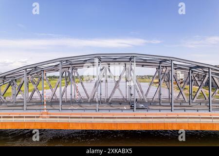 Pont aérien en acier pour le train et le trafic sur la rivière IJssel avec la ville hanséatique néerlandaise de Zutphen, aux pays-Bas, en arrière-plan Banque D'Images