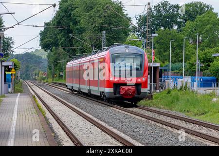 Durchfahrt Regionalexpress Zug der Deutschen Bahn, DB-Regio. RE62 - EMS-Werre-Express, Löhne Westf. Nach Rheine. Eingesetzt wird ein Triebzüge Alstom Coradia Continental, Baureihe 440. Bahnhof/Haltepunkt Ibbenbüren-Laggenbeck. DEU, Deutschland, Nordrhein-Westfalen, Ibbenbüren, 28.06.2024: *** Passage du train express régional de Deutsche Bahn, DB Regio RE62 EMS Werre Express, Löhne Westf à Rheine Une unité multiple Alstom Coradia Continental, classe 440 est utilisée Ibbenbüren Laggenbeck DEU, Allemagne, Rhénanie du Nord-Westphalie, Ibbenbüren, 28 06 2024 Banque D'Images