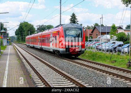 Durchfahrt Regionalexpress Zug der Deutschen Bahn, DB-Regio. RE62 - EMS-Werre-Express, Löhne Westf. Nach Rheine. Eingesetzt wird ein Triebzüge Alstom Coradia Continental, Baureihe 440. Bahnhof/Haltepunkt Ibbenbüren-Laggenbeck. DEU, Deutschland, Nordrhein-Westfalen, Ibbenbüren, 28.06.2024: *** Passage du train express régional de Deutsche Bahn, DB Regio RE62 EMS Werre Express, Löhne Westf à Rheine Une unité multiple Alstom Coradia Continental, classe 440 est utilisée Ibbenbüren Laggenbeck DEU, Allemagne, Rhénanie du Nord-Westphalie, Ibbenbüren, 28 06 2024 Banque D'Images